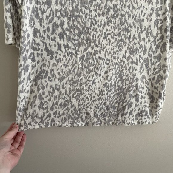Express Womn S White/Gray Animal Print 1/2 Sleeve V-Neck Lightweight Sweater NWT - Picture 2 of 9